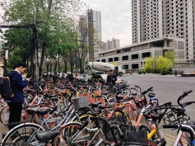 ��ס����������������Ůʿ�Q�������������ֱ��ڵ��Fվ��F(xi��n)�Ѻ���Ҋ��С�S܇���������ҵ�һ���vҲ�ǉĵ������Ӳ����T��